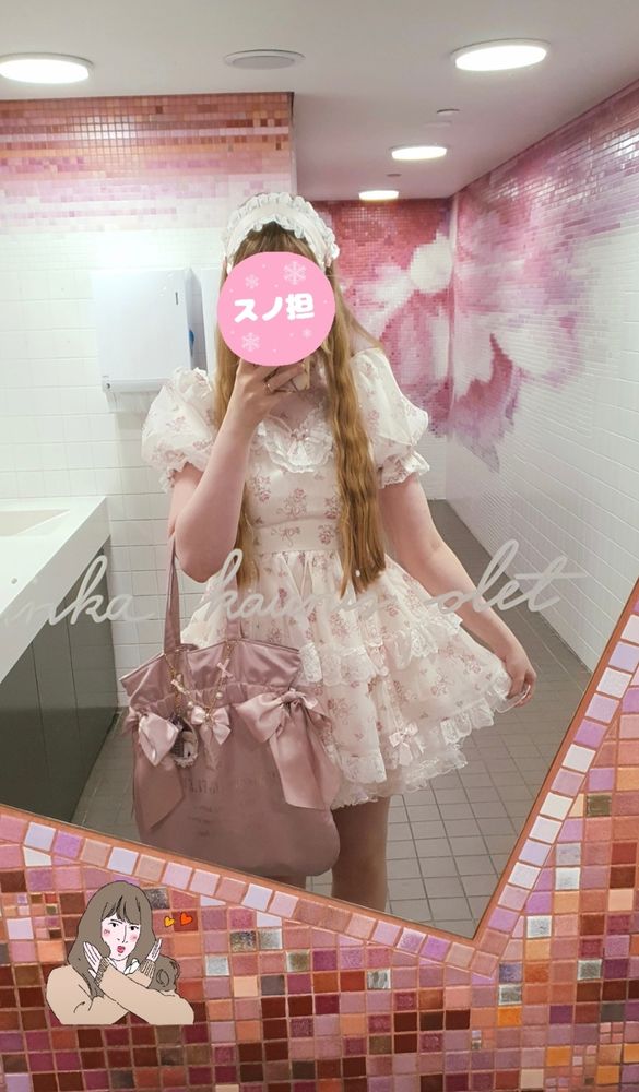 Yllä valkoinen pitsihörhelömekko jossa vaaleanpunaisia ruusuja, samaan tyylin headdress ja vaaleanpunainen rusettilaukku. Kasvot peittää Snow Man-tarra ja kulmassa jk-Koji-tarra