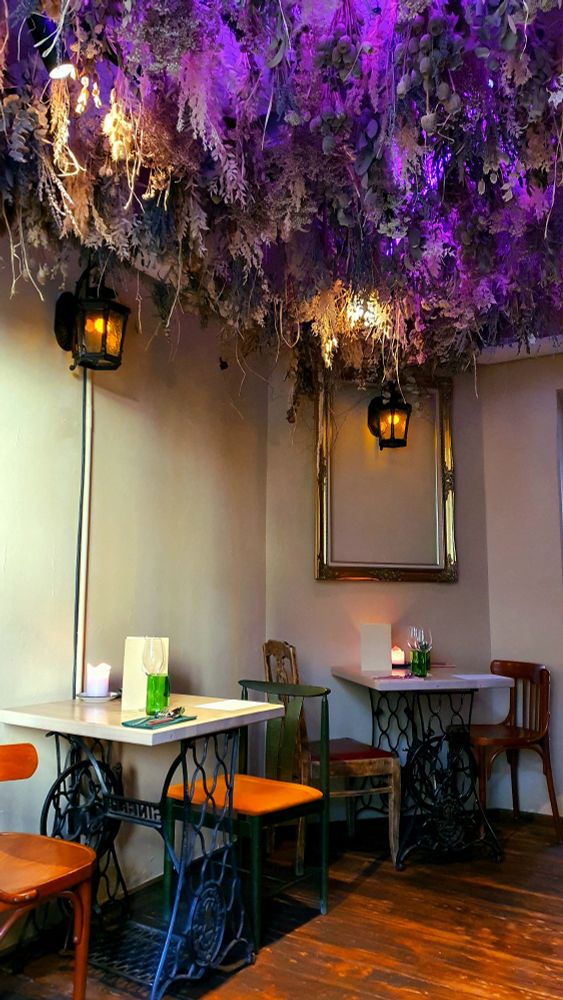 Pöytien jalat vanhoja Singereitä ja katossa kuivakasveja