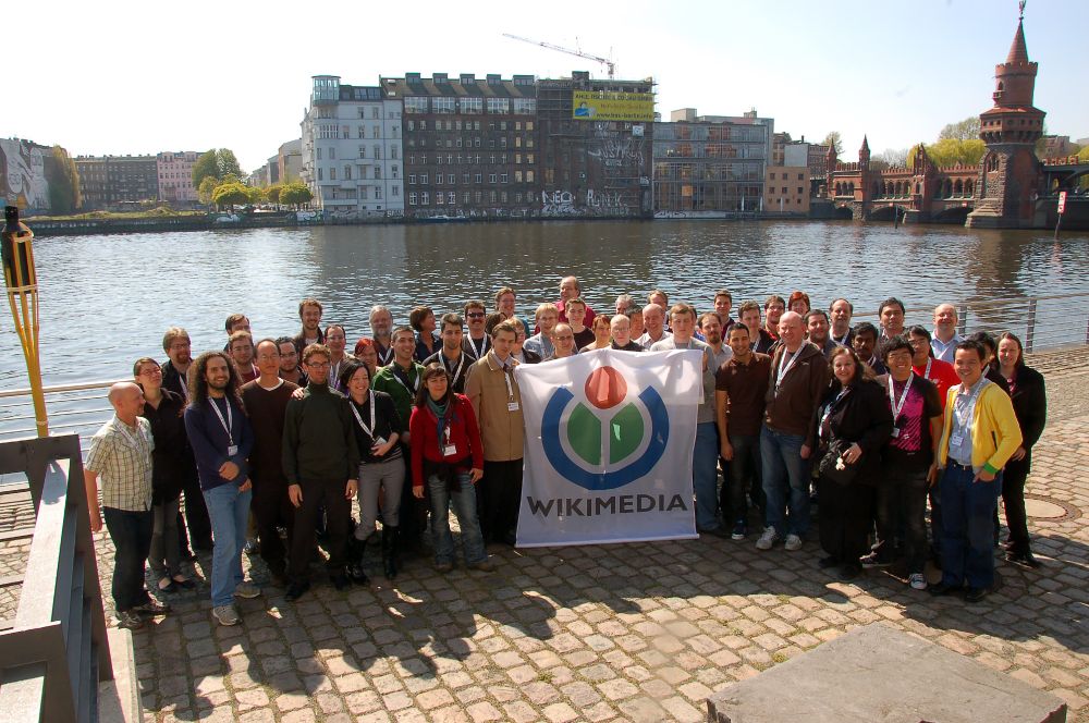 Gruppenfoto mit ca 40 Personen bei der Wikimedia Conference 2010 an der Oberbaumbrücke 