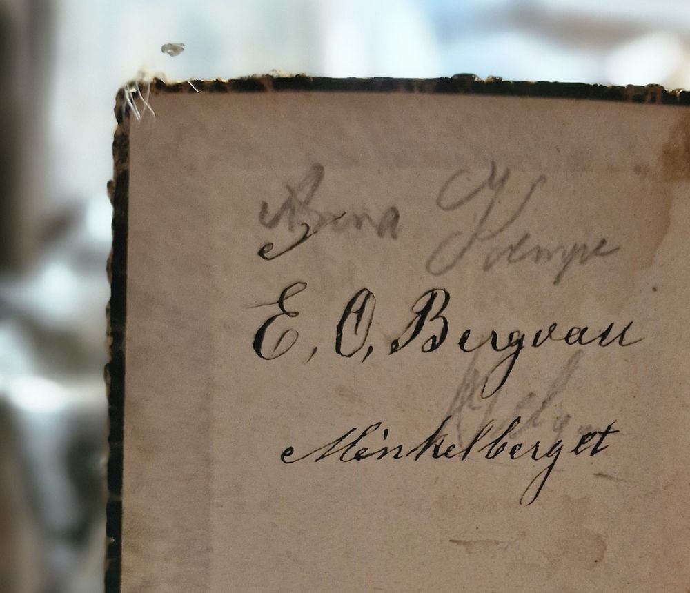 Two ownership inscriptions, "Anna Kempe" and "E.O. Bergvall Minkelberget"