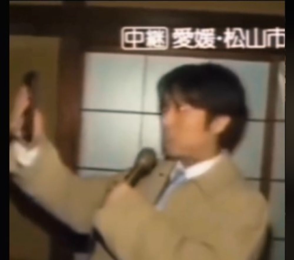 Jornalista japonês encontra um iPhone 13 em 1980! Seria ele um viajante do tempo?