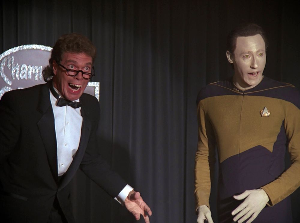 Joe Piscopo with Data on a stage in a screencap from Star Trek The Next Generation 