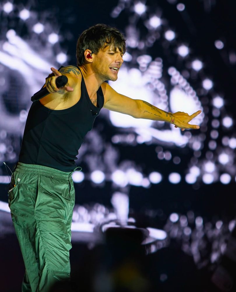 More of Louis Tomlinson singing at Untold Festival earlier this year.