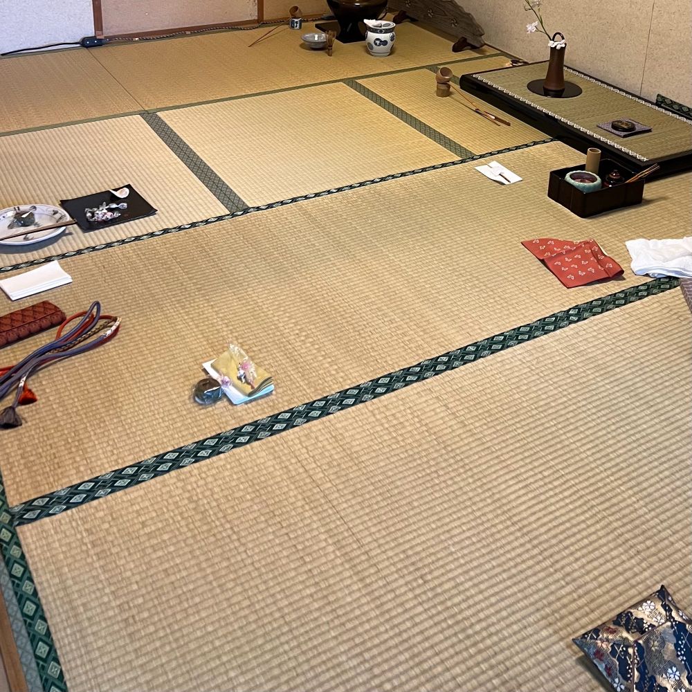 12:30-15:00 茶道教室
お饅頭1個とお煎餅食べた