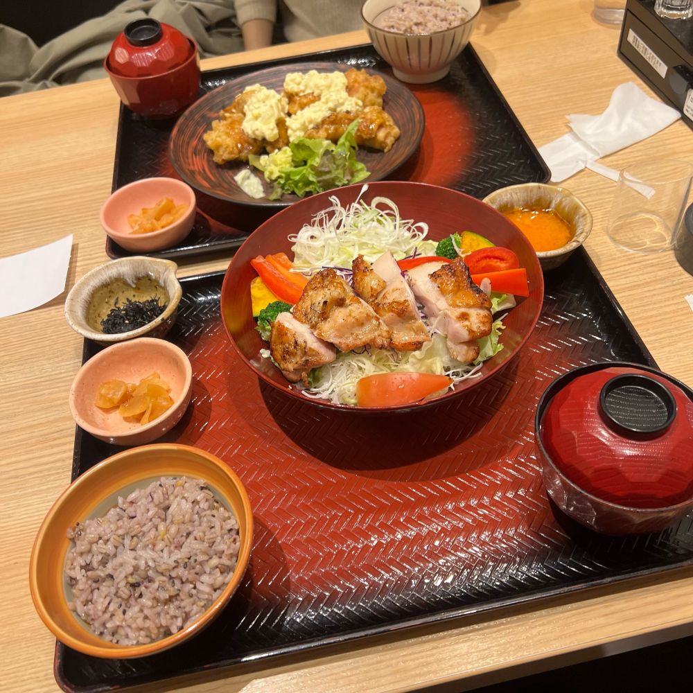 22:30- 大戸屋　770kcalらしい
もろみチキンの彩りサラダボウルとしそひじきご飯