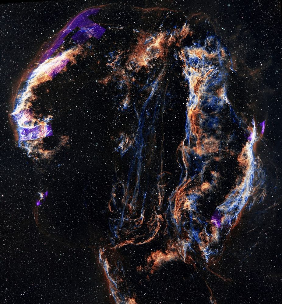 A stunning wide-field image of the Cygnus Loop, a massive supernova remnant 1,500 light-years away, showcases its intricate structure across 600+ million pixels. Captured by WIYN's 0.9m telescope and reprocessed by Travis Rector. 

Credit: X-ray: NASA/SAO/CXC