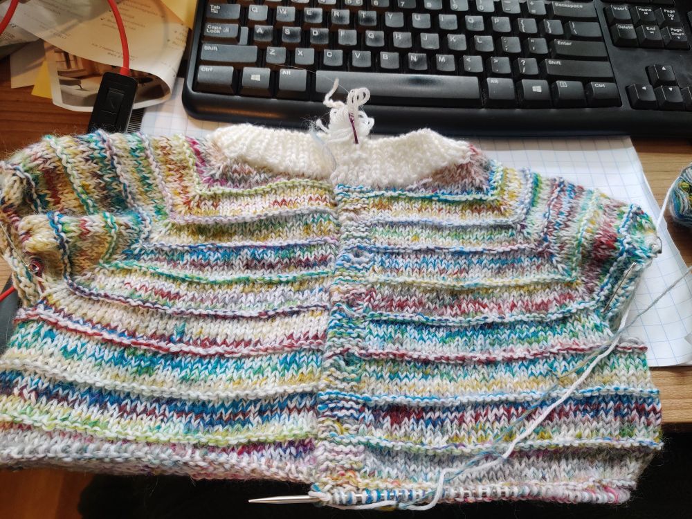 Vestje met allerlei vrolijke kleuren. Maatje is voor 3 jaar oud, met elke 8 rijen een ribbel gebreid