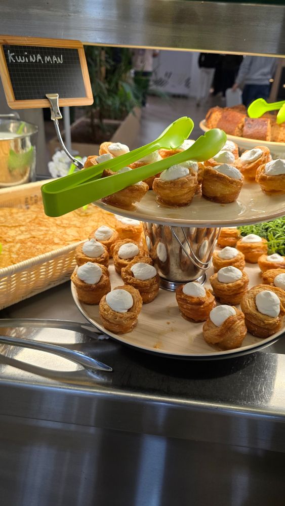 Un plateau de Kouign amann avec une étiquette "K.w.i.n.a.m.a.n"