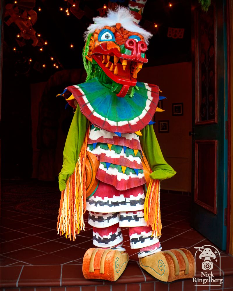 Een draak van een mascotte 

#phantasialand #germanytrip #themeparkmagic #ringelbergnick #parktheater #costumecharacter #pretparkplezier #traveldreams #parkphotography