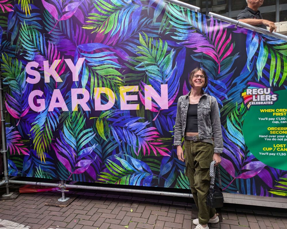 Skye staat voor een bord met de tekst "Sky Garden". Het bord bevat als achtergrond varens in regenboogkleuren. Aan de rechterkant is te zien dat dit bord onderdeel is van "Reguliers Celebrates", de viering van Pride in de Reguliersdwarsstraat in Amsterdam.

Skye draagt een zwart topje, grijsdenim jasje, een donkergroene broek en witte schoenen, met aan haar hand een klein zwart handtasje. Ze staat uitbundig te glimlachen voor de foto.