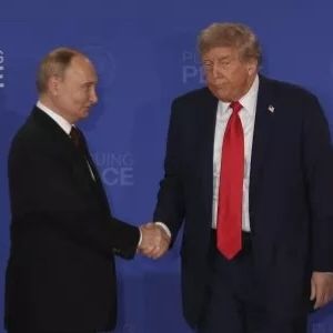 Trump looking diminished next to Putin after the Alaska meeting