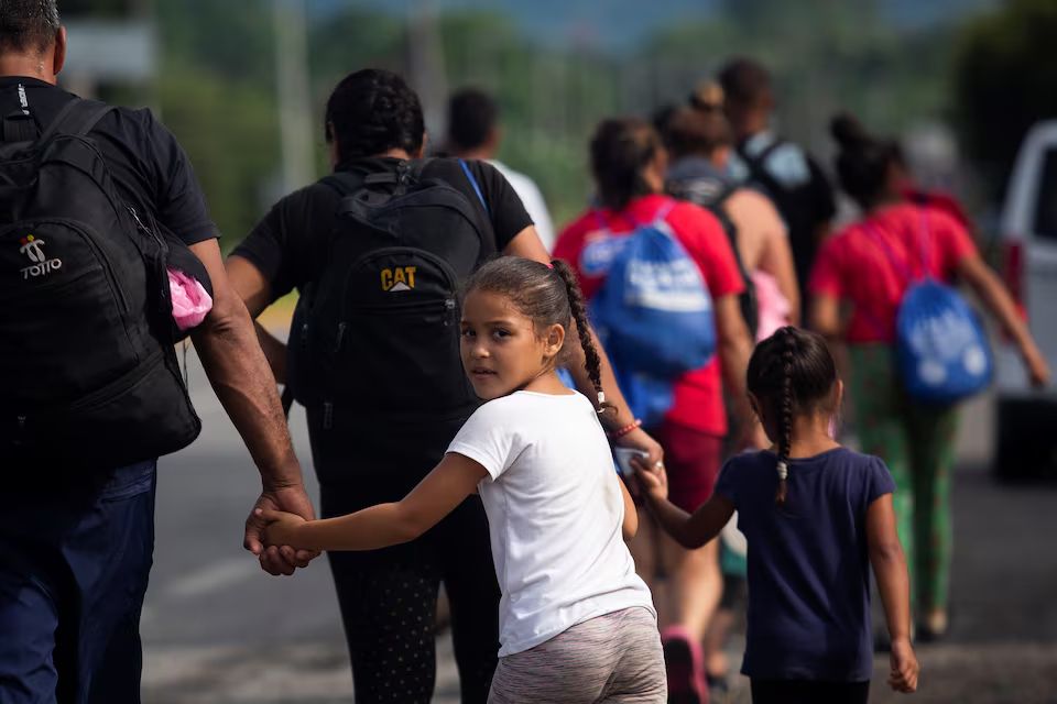 Migrant families crossing Mexico to the U.S. border. REUTERS/Quetzalli Nicte-Ha/File Photo
