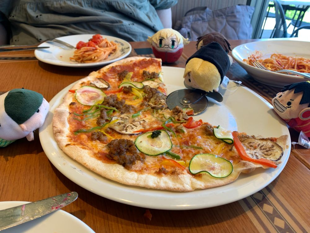 ピザ🍕切り分け中〜