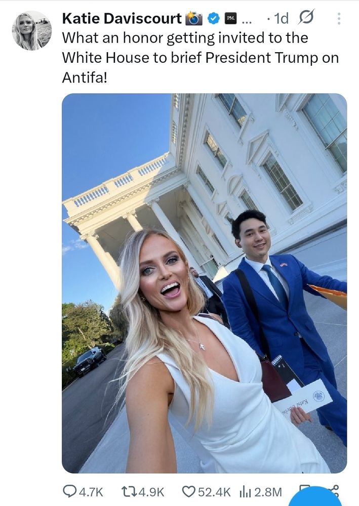 Tweet de Katie Daviscourt, journaliste américaine pro-trump, se félicitant de participer à une réunion avec Trump sur les "antifa", accompagnée d'un selfie glamour à l'entrée de la maison blanche. Le mix de l'esthétique et du fascisme m'est insupportable...