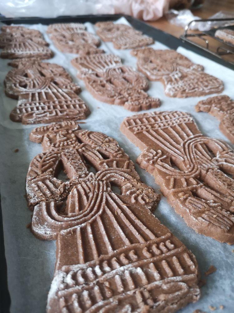 Een bakplaat vol speculaaspoppen. 