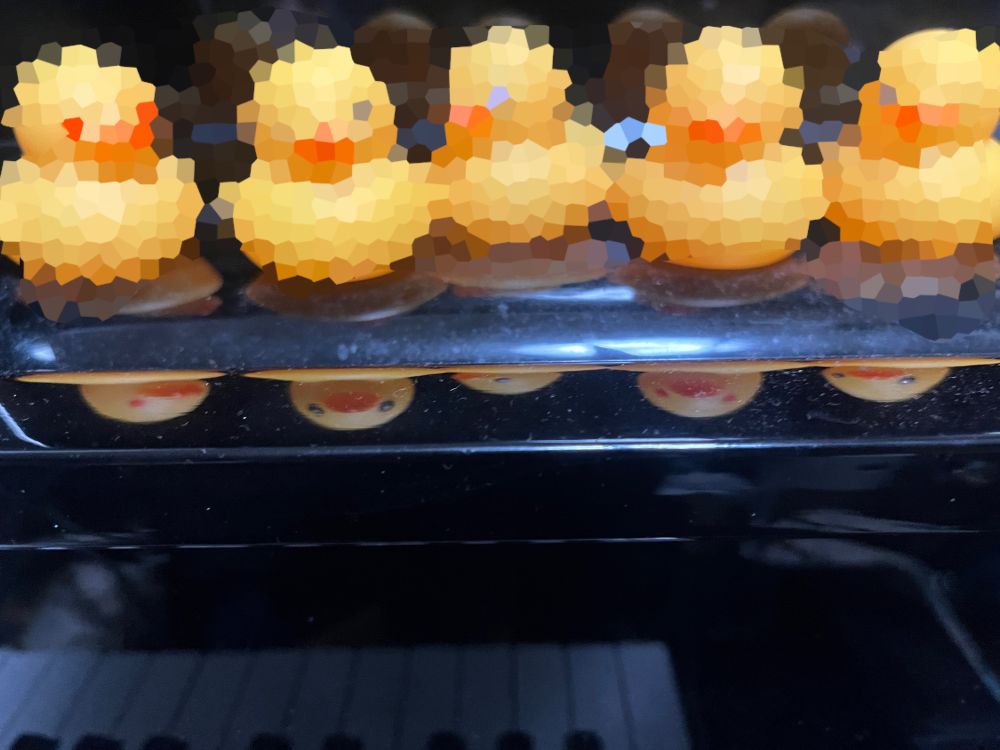 モザイクのかかったアヒルのおもちゃが5体