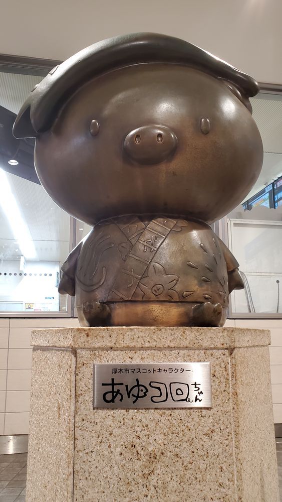 厚木市のマスコット「あゆコロちゃん」の銅像