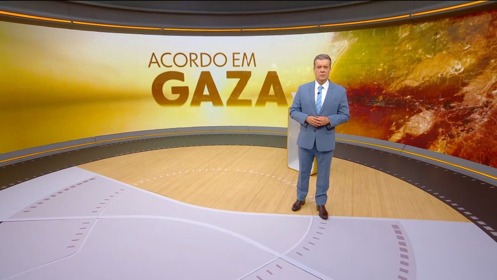 Captura de tela com a imagem do apresentador Roberto Kovalick apresentando o Plantão da Globo em um palco e, atrás dele, uma tela com a frase "Acordo em Gaza".