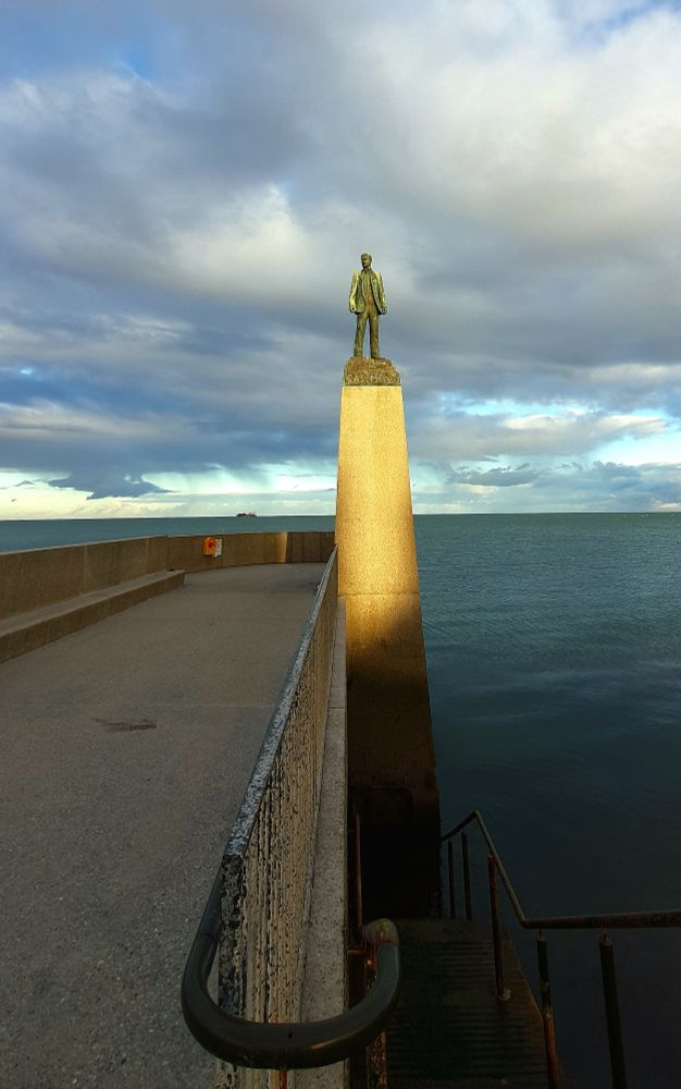 Roger Casement statue at the DL baths, the top half caught in the sun. 