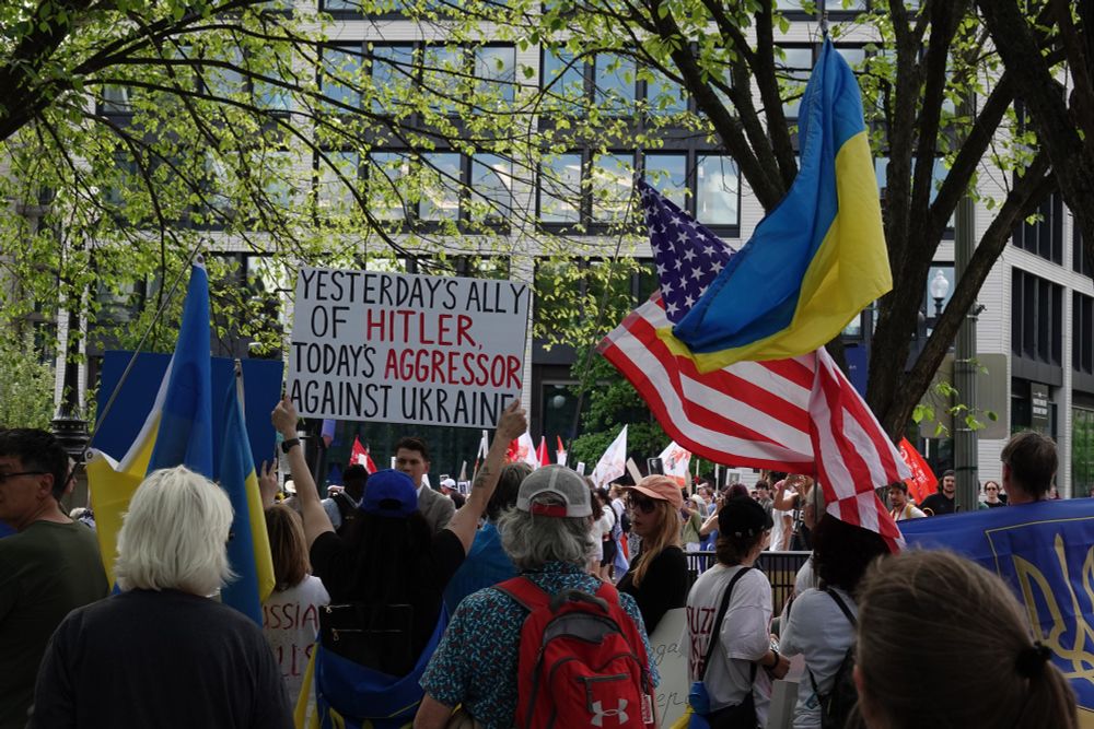 The Ukrainian counter-protest pauses as the Russian rally marches down 17th St NW