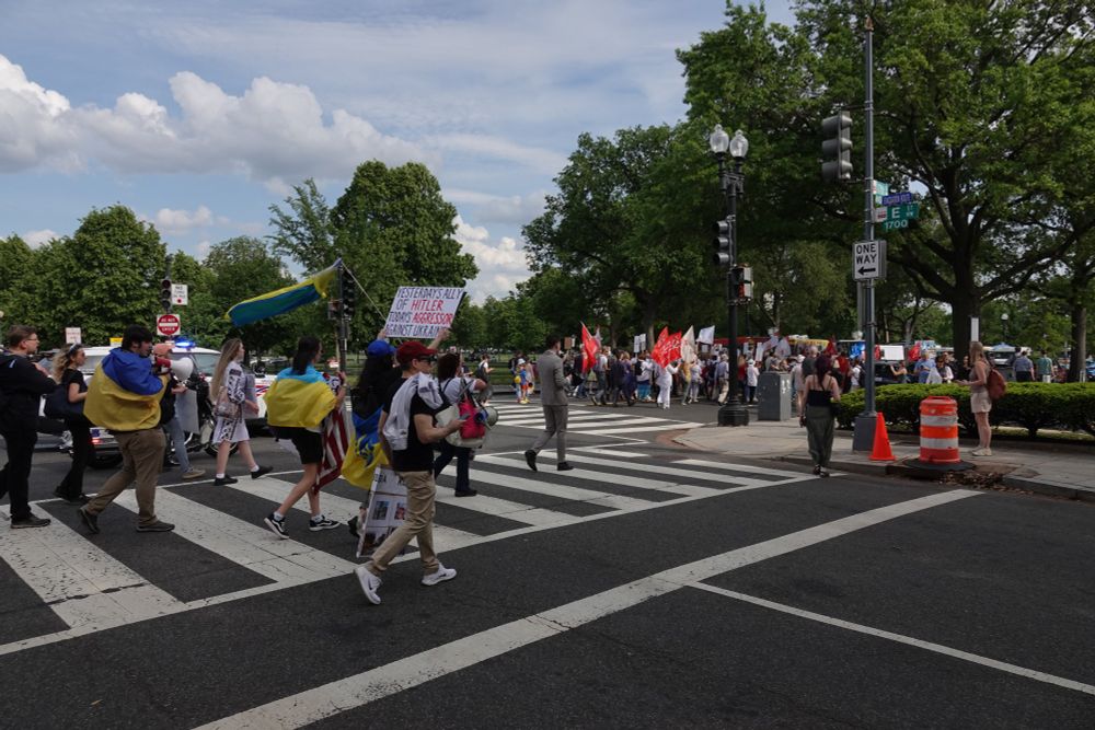 Ukranian counter-protest follows the Russian rally at a distance, marching down 17th St NW