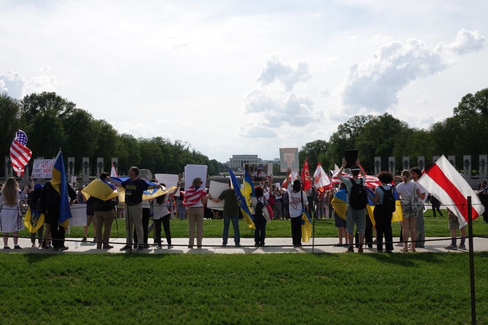 The Ukranian counter-protest assembles at the WWII Memorial behind the Russian rally