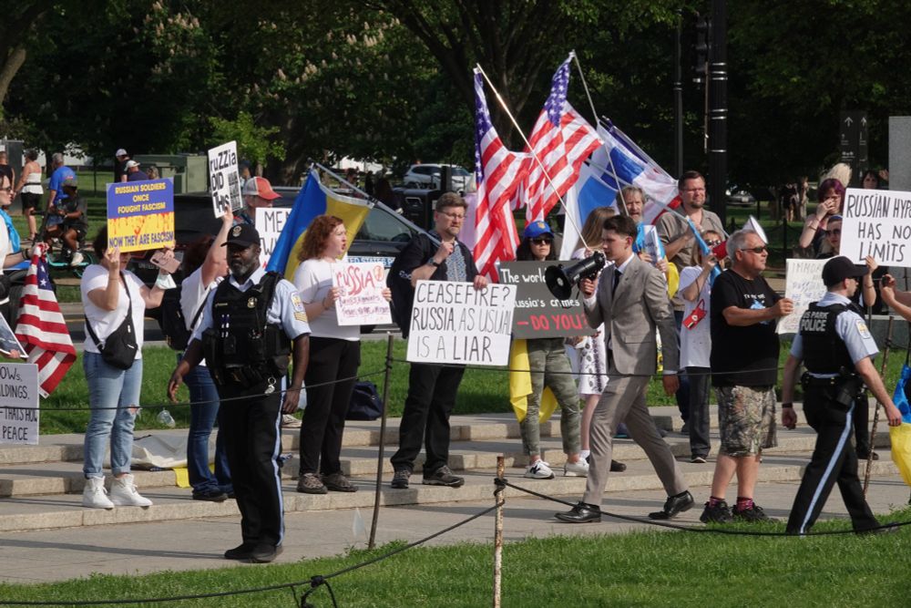 Police leave the Ukranian counter-protest as they renew efforts without megaphone sirens