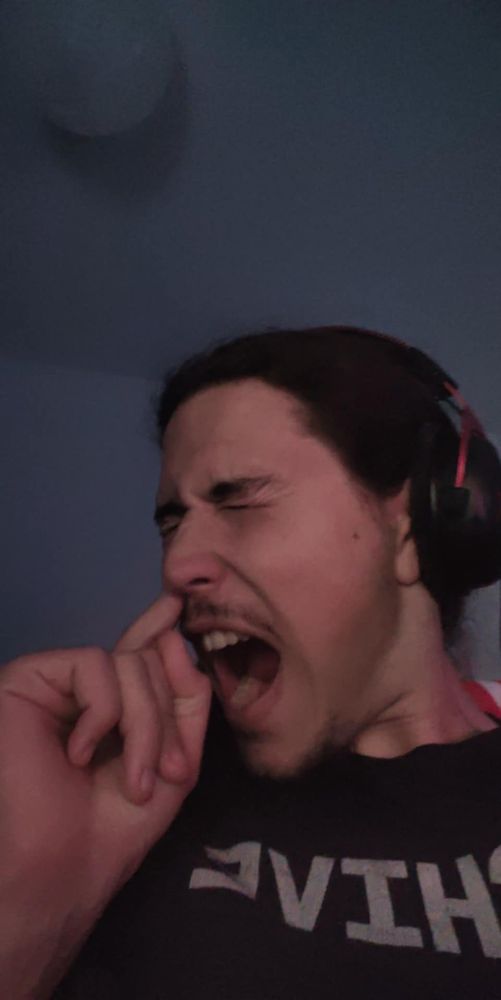 Selfie de moi touchant mon cerveau avec mon doigt a travers mon nez
