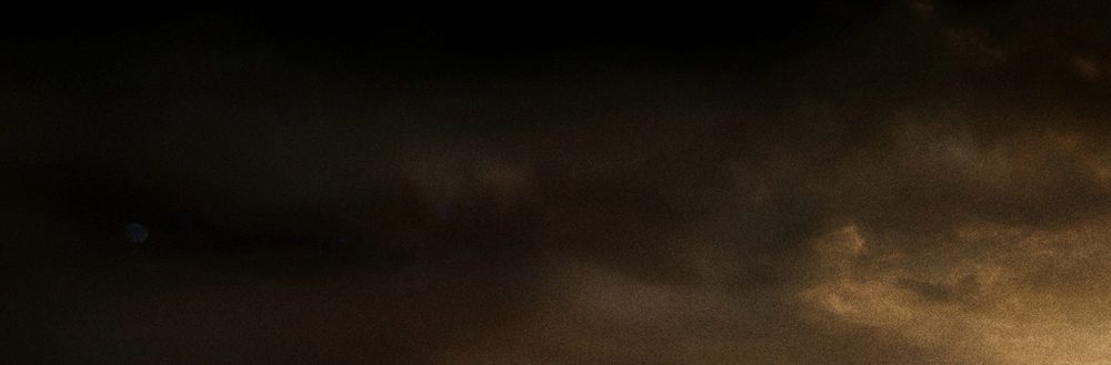Image sombre avec un coté clair, on ne discerne pas grand chose , de la fumée peut-être ? Mais ça attire on entend presque une douce mélopée s’en dégager..