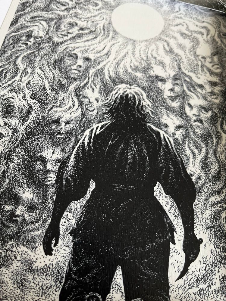 Illustration de Tom Cuzor en noir et blanc represantant un personnage de dos avec un couteau à la main droit face a une brume remplie de visages fantomatique et un soleil/lune en haut de la page