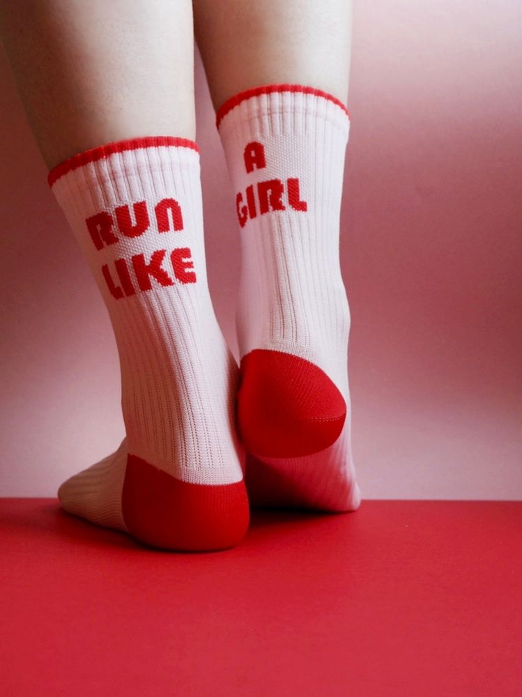 Sidosteen Run like a girl -sukat takaapäin kuvattuna
