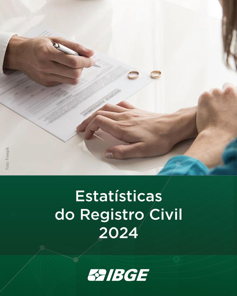 Fotografia em tons claros mostra as mãos duas pessoas sentadas à mesa: uma delas oferece uma caneta para assinatura de um documento, enquanto a outra apoia as mãos sobre a mesa, em que aparecem duas alianças douradas, sugerindo um registro civil de casamento (crédito: Freepik). Na parte inferior, sobre fundo verde escuro, texto “Estatísticas do Registro Civil 2024”e logotipo do IBGE. 