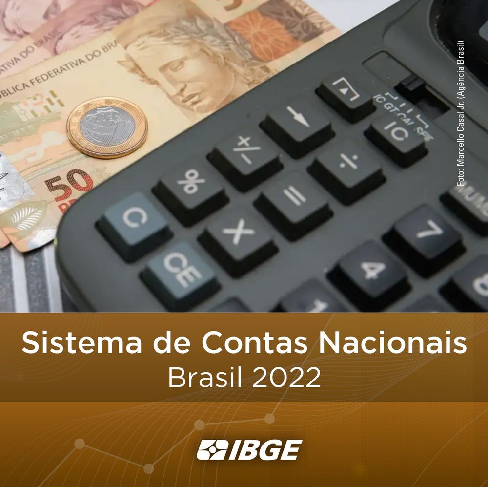 Fotografia de notas e moedas de real, ao lado de calculadora (crédito: Marcello Casal Jr. / Agência Brasil). Abaixo, texto "Sistema de Contas Nacionais Brasil 2022" e logotipo do IBGE.