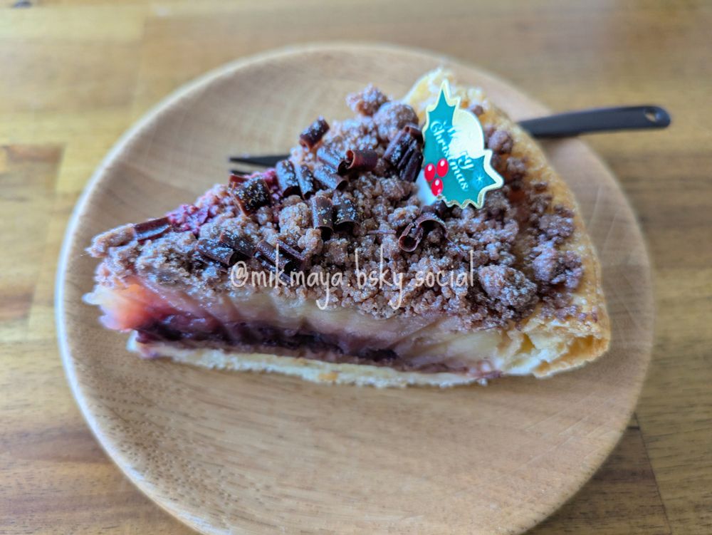 チョコレートとチェリーのクリスマスアップルパイ。