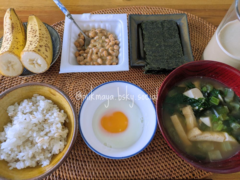 納豆、お味噌汁(お揚げ豆腐わかめ小松菜)、レンチン玉子の朝ご飯