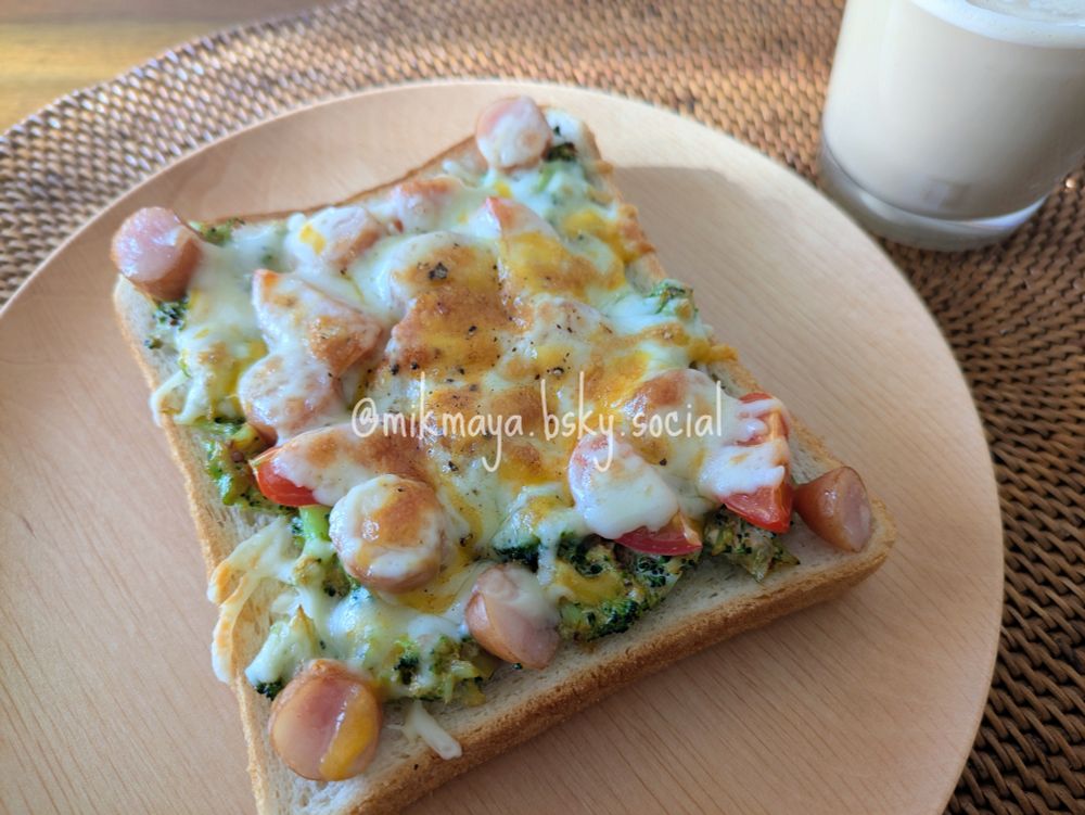 たっぷりのブロッコリーとチーズ、トマトとソーセージのトースト。