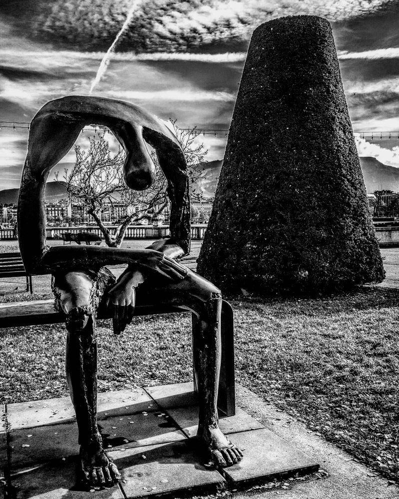 Black and white photo of Albert György's Melancolie sculpture on Lake Genève.