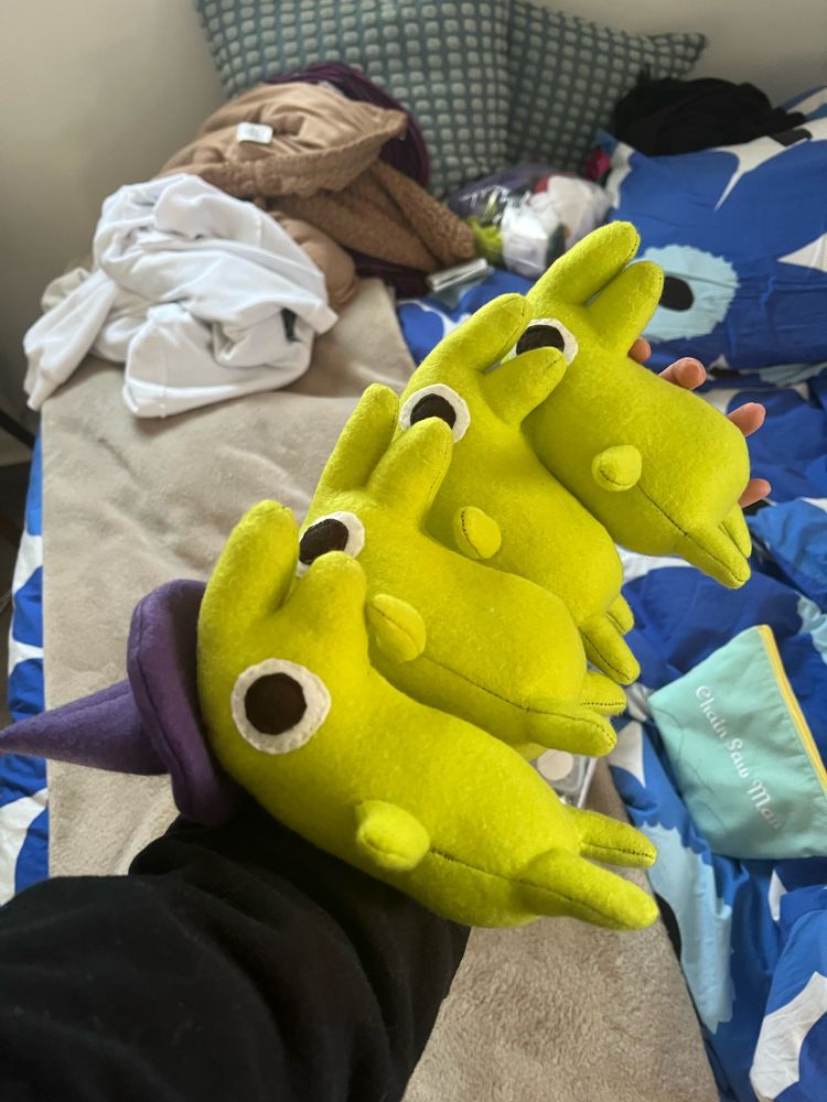 Four gleps on arm, one is wearing a hat and the rest are hatless