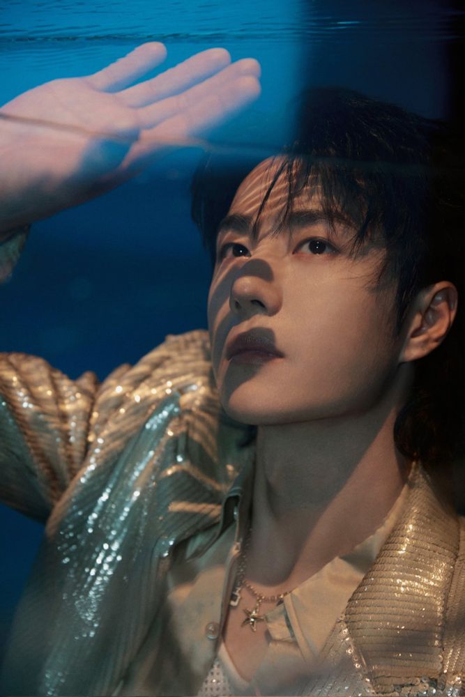 ‚Underwater‘ pic of Wang Yibo - dressed in a golden outfit.