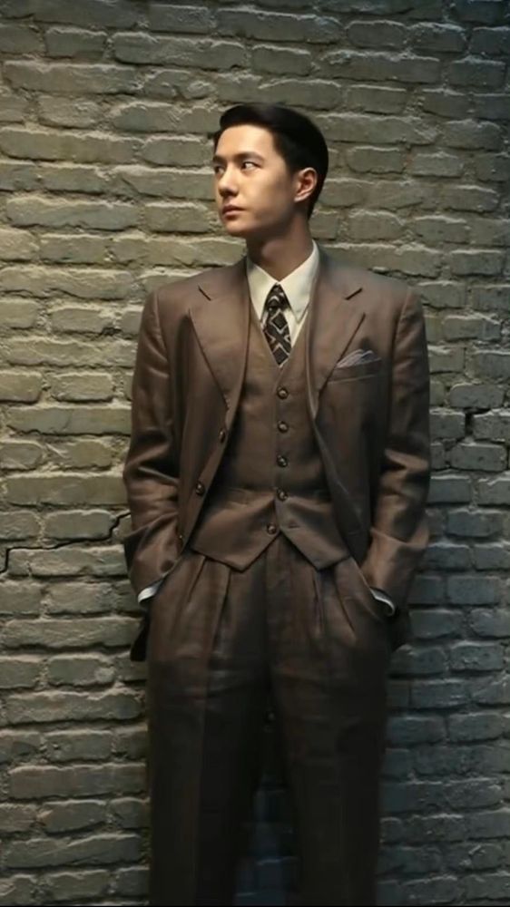 Wang Yibo as Mr. Ye in „Hidden Blade“ (无名),
dressed in a brown suit.