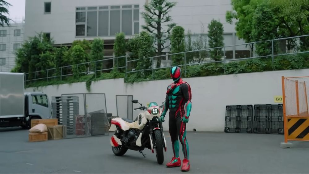 A screenshot from "Kamen Rider ZEZTZ: Transformation Classroom."  In it, the titular Rider stands next to his motorcycle next to the Oomori Hill.
