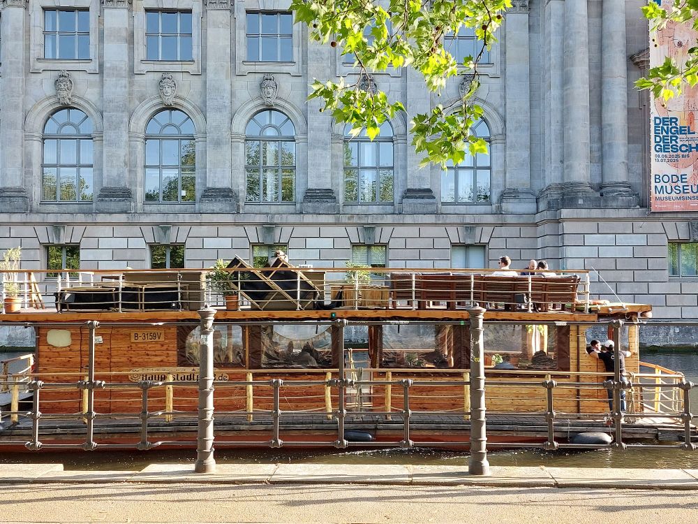 Foto zeigt ein fast leeres Floss auf der Spree.