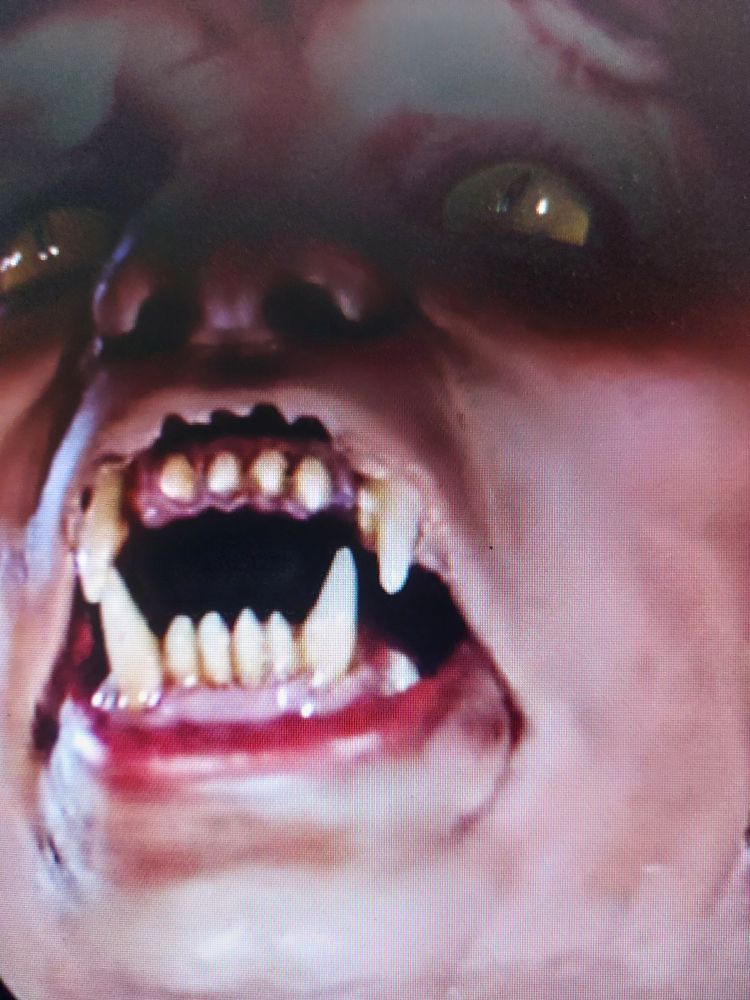 Das zähnefleischende Gesicht aus dem  Video der 80 er.Thriller