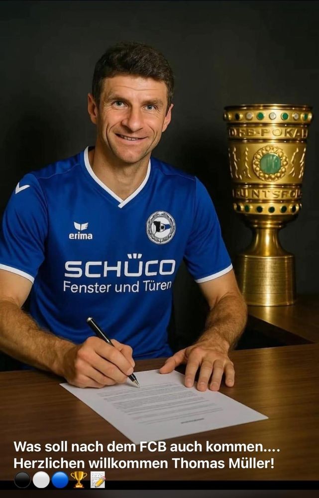 Das Bild zeigt Thomas Müller, der im Trikot von Arminia Bielefeld einen Vertrag unterschreibt.  Im Hintergrund steht der DFB-Pokal. Der Text darunter heißt „Was soll nach dem FCB auch kommen…. Herzlichen willkommen Thomas Müller!“.  Das Bild suggeriert somit den Wechsel des Fußballspielers Thomas Müller vom FC Bayern München (FCB) zur Arminia aus Bielefeld.
.
