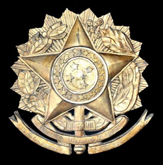 Símbolo da República Federativa do Brasil dourado, com fundo preto