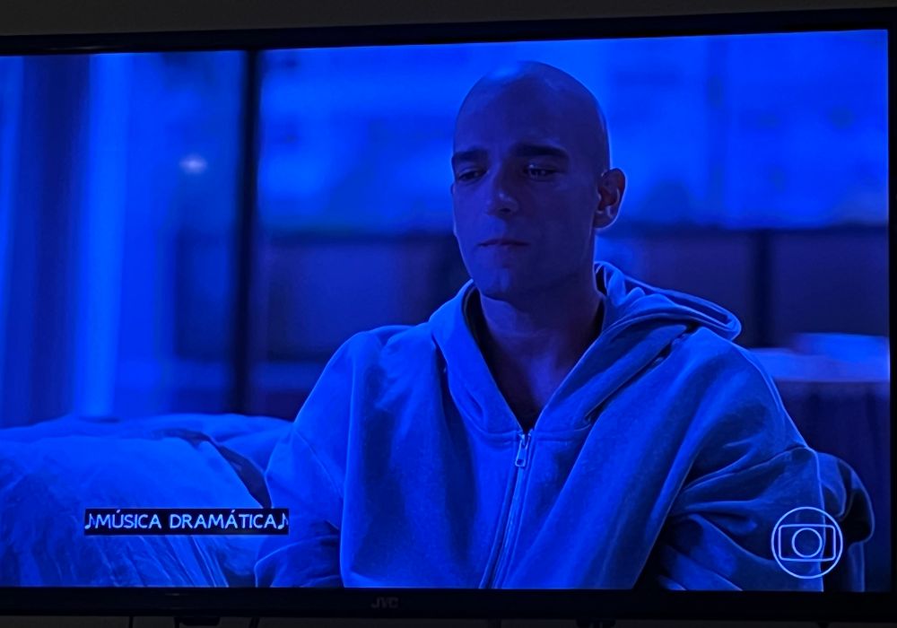 O personagem Afonso da novela Vale Tudo está triste e tem uma carecona por causa de quimioterapia 