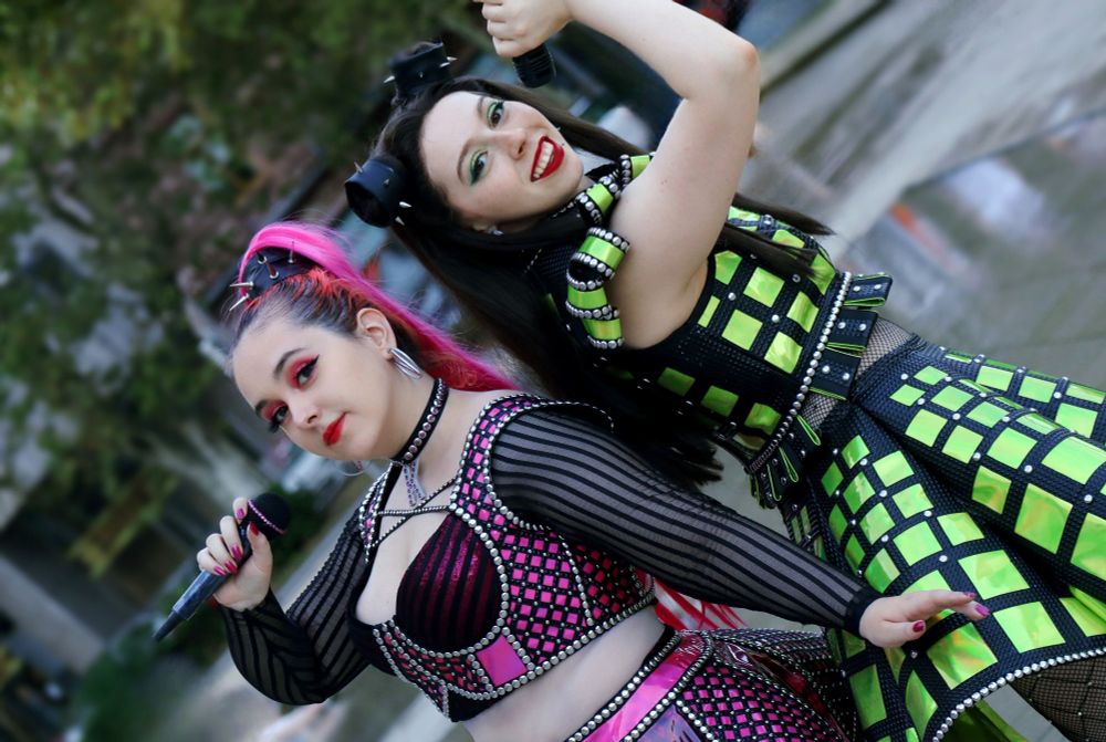 Two Cosplayers potraying K Howard and Anne Boleyn from the musical Six.