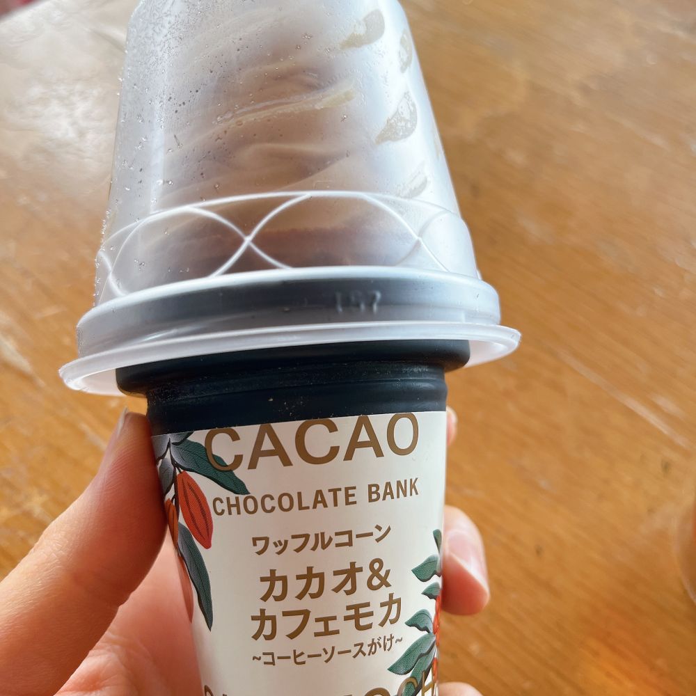 セブンイレブン　チョコレートバンクとのコラボ商品のワッフルコーンアイス