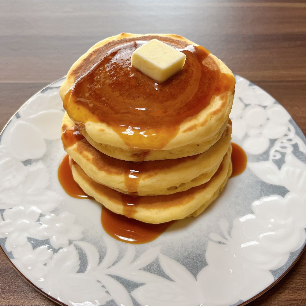 無印良品の米粉のパンケーキミックスを使った3段のパンケーキです。厚みのあるパンケーキの上からセブンイレブンで購入したよつ葉乳業のキャラメルソースをかけ、その上から四角いバターを乗せてあります。