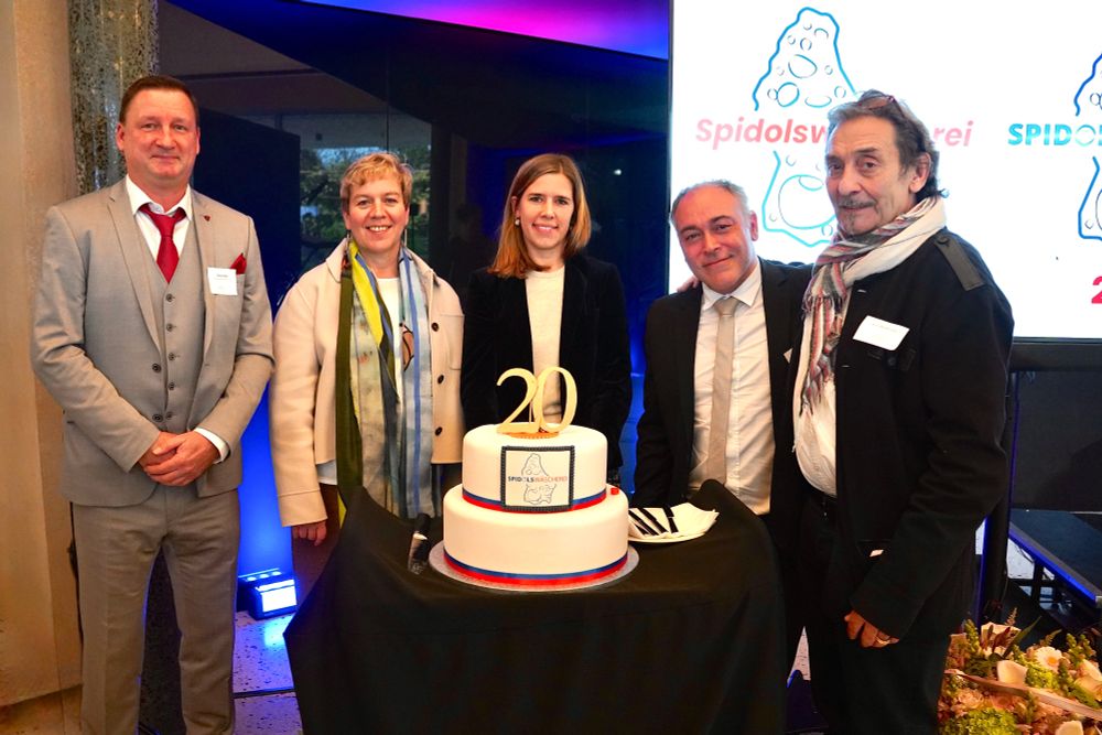 Claude Hans, directeur Spidolswäscherei; Martine Deprez, ministre de la Santé et de la Sécurité sociale; Elisabeth Margue, ministre de la Justice; Daniel Cardao, président du conseil d’administration Spidolswäscherei ; Henri Hinterscheid, ancien président Spidolswäscherei